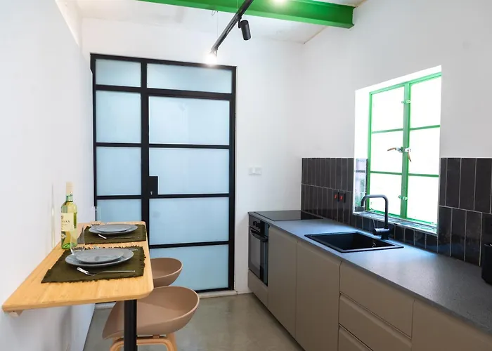 Appartement With Lush Yard -