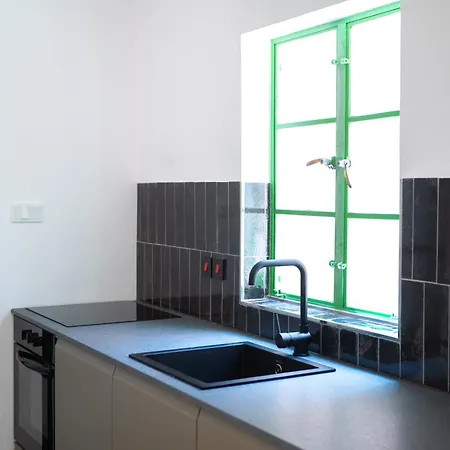 아파트 With Lush Yard -