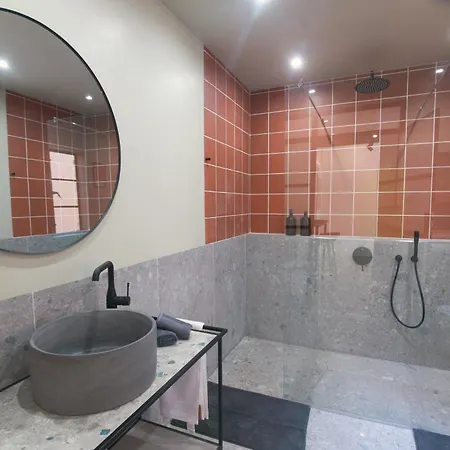 With Lush Yard - 아파트