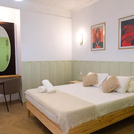 With Lush Yard - 발레타