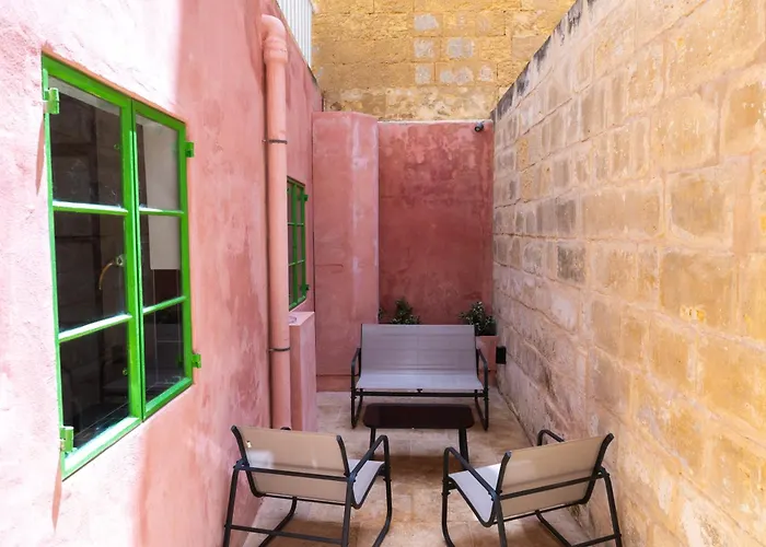 With Lush Yard - Apartment Valletta
