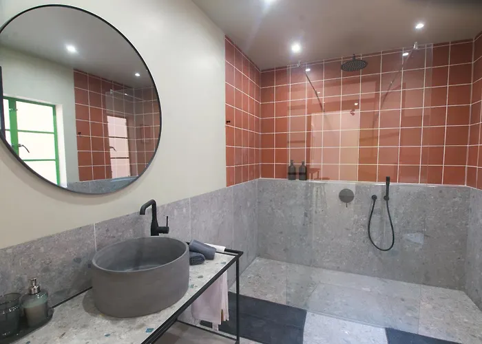 With Lush Yard - Apartment