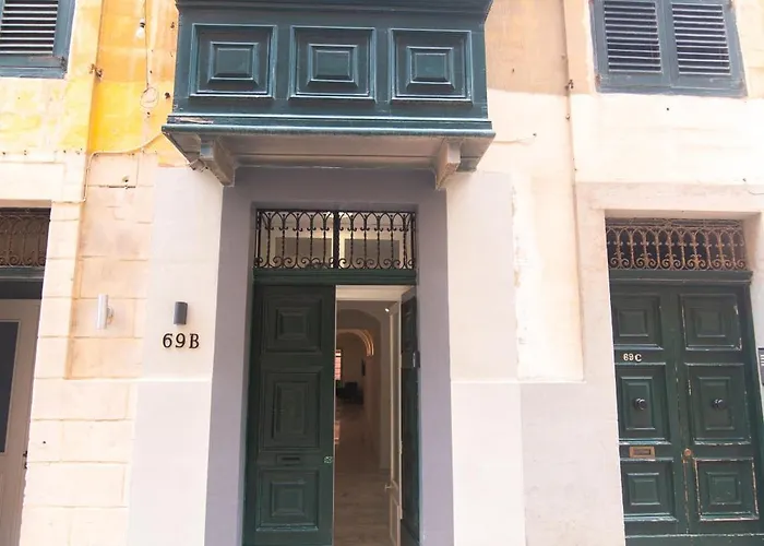 With Lush Yard - * La Valletta